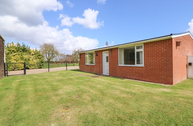 SHEPPARD'S HUT, pet friendly in Terrington St. Clements
