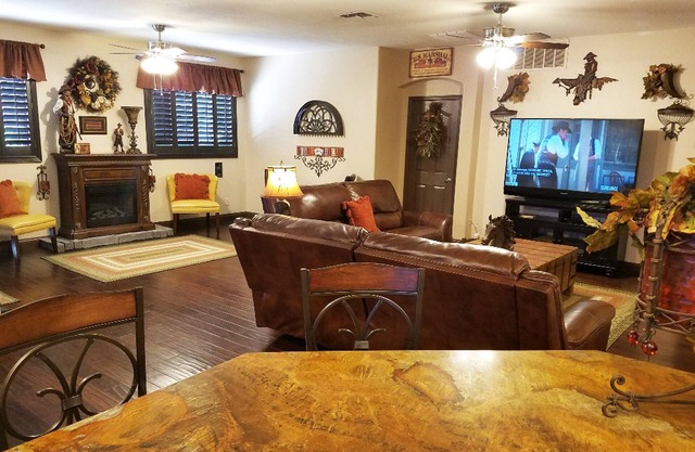 Sherrif says "Put'm up~in the WILD WEST RETREAT!" OCTOBER OPEN! Pet Friendly!