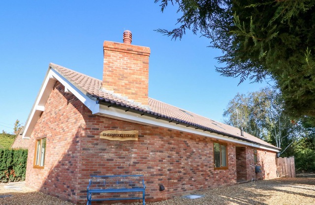 SHERWOOD LODGE, luxury holiday cottage, with hot tub in Wisbech