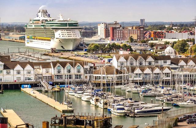 Shirley House Self Catering Guest House, 5 min Drive to Cruise Ship Terminals and City Centre