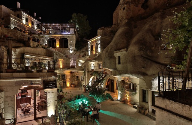 Shoestring Cave House