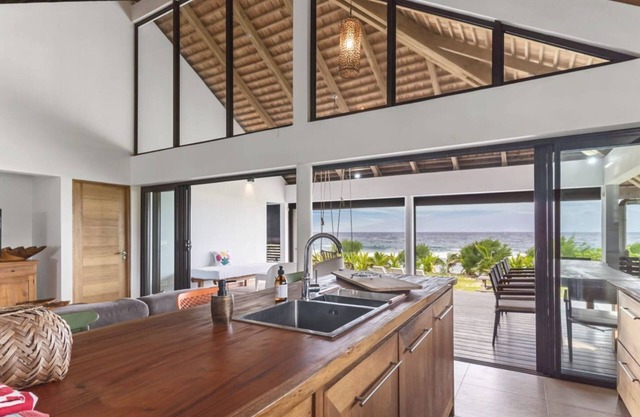 Shoreline Getaway: Spacious 3BR Villa in Moorea