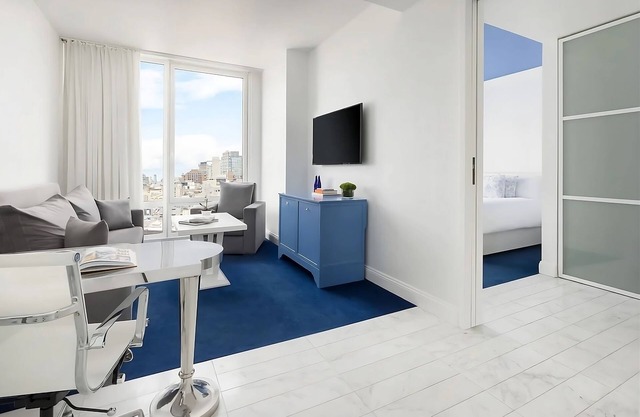 Short Distance From The Well Known Sites! Pet-friendly Suite, Prime Location!