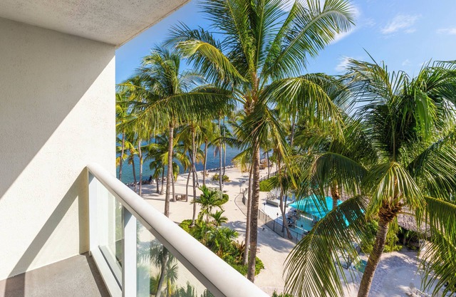 Short Distance From The Well Known Sites! 3 Family-friendly Units, Free Parking