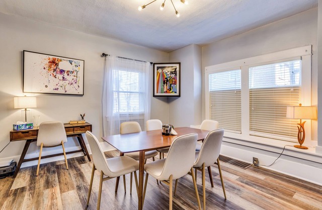 Short Walk to Wesley Hospital - 3 Beds W/W&D!