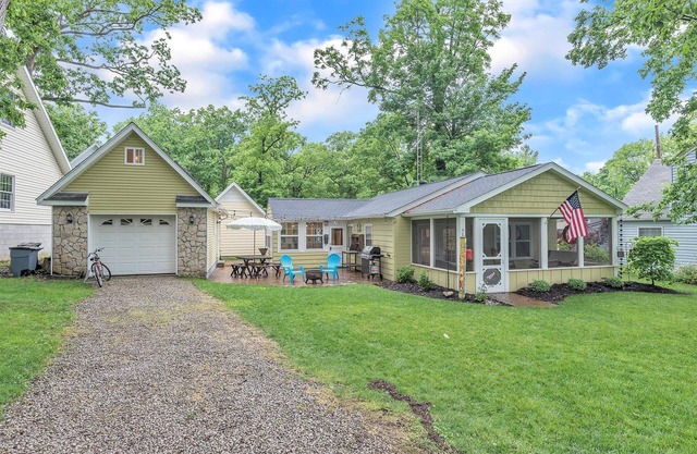 Short walk to the pool/tennis/rec center Great outdoor space