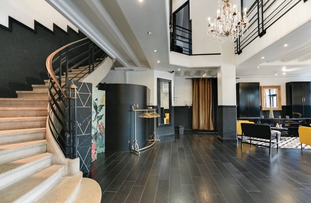Showroom, atypical event space