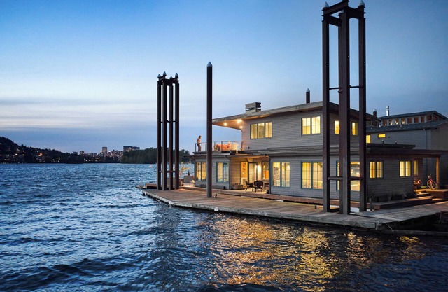SHOWSTOPPING floating home on the Willamette River with stunning views.