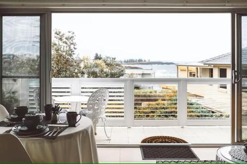 Shutters by the Sea-Sea views-Waterfront-Private- on the Coastal Walk