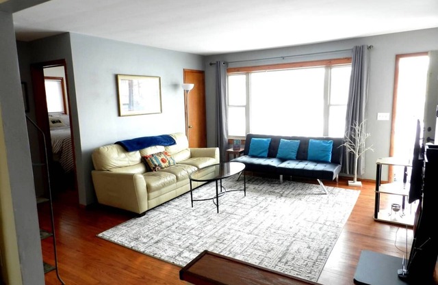 Side B-Cute and Comfortable Home near Waterfront