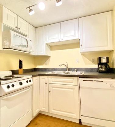Siesta Beach Cottage, Sleeps 6, Walk to Beach, Stores, & Restaurants