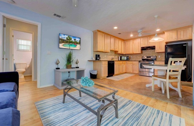 Siesta Key Sanctuary -Pool-Kayaks-TikiHut-King bed