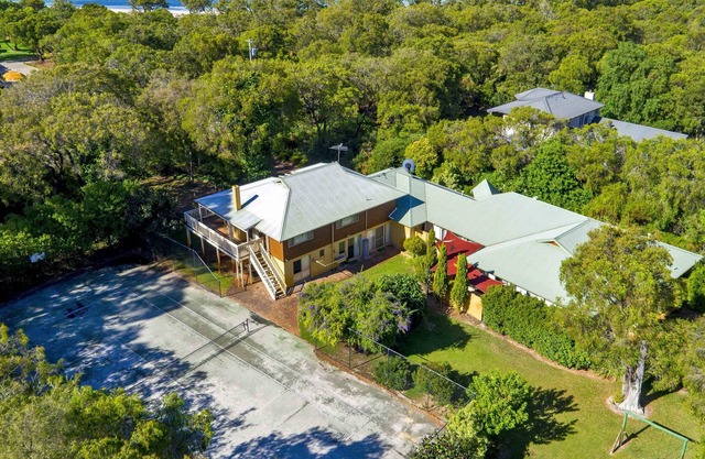 Siesta Park Villa, waterfront on The Golden Mile