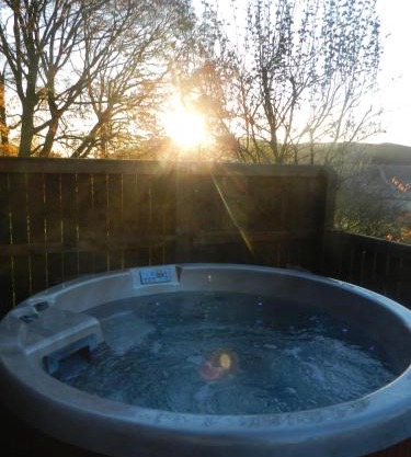 Silver Birch Lodge with Hot Tub