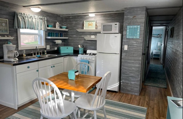 Silver Lake, 2 bedroom 1 bath, short walk to Upper Silver Lake beach access