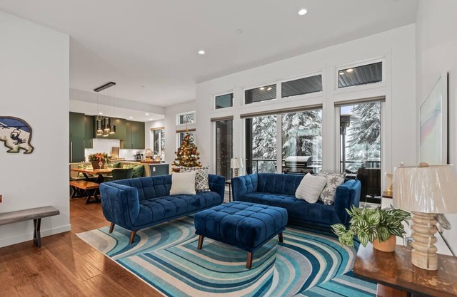 Silver Star Paradise, 3 bedrooms, Sleeps 10 with private Hot Tub Ski in/out