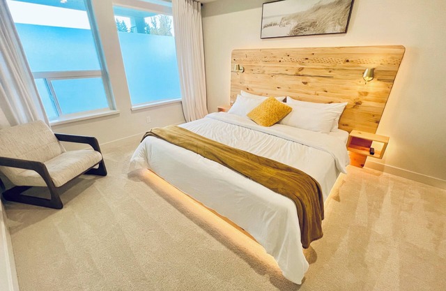 Silver Veil Suite King Bed Wifi Self Checkin New Built Minutes from Golf Course