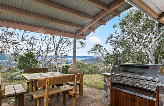 Silvertop Apartment capturing the beautiful mountain and lake views