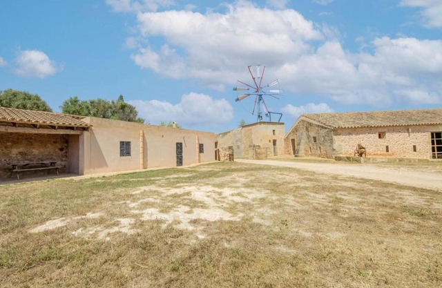 Simple house in super location with private access to the most beautiful beach