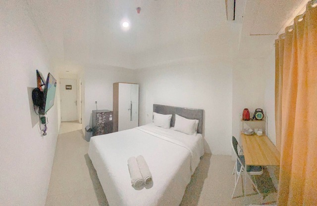 Simple White Accent Studio At Apartment Paltrow City