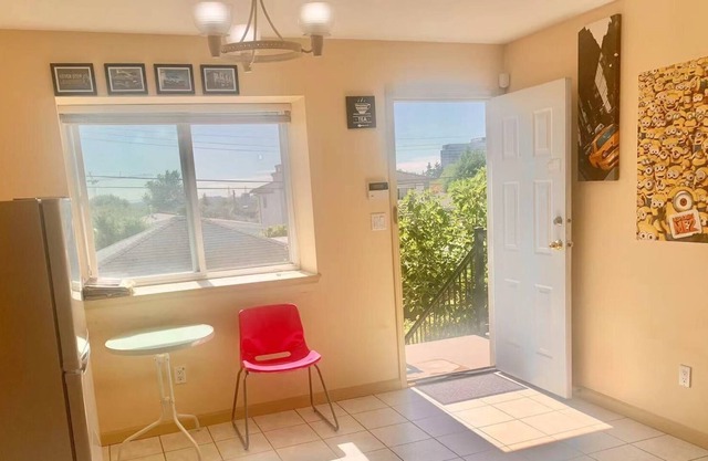 Simply delightful 1-bedroom suite near Langara College