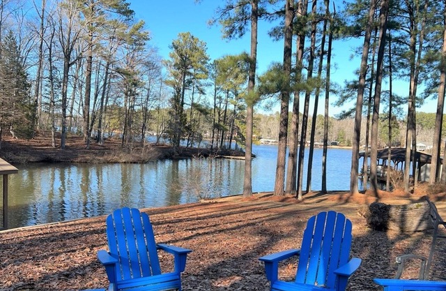 Simply Irresistible| Great Location! | 3 Night Minimum | Super Value!