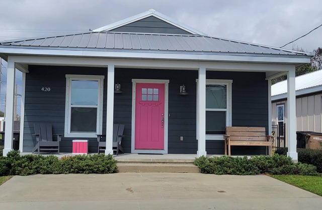 Single-Family Home Downtown Pensacola Cottage 3-Bedroom with Fenced-In back yard