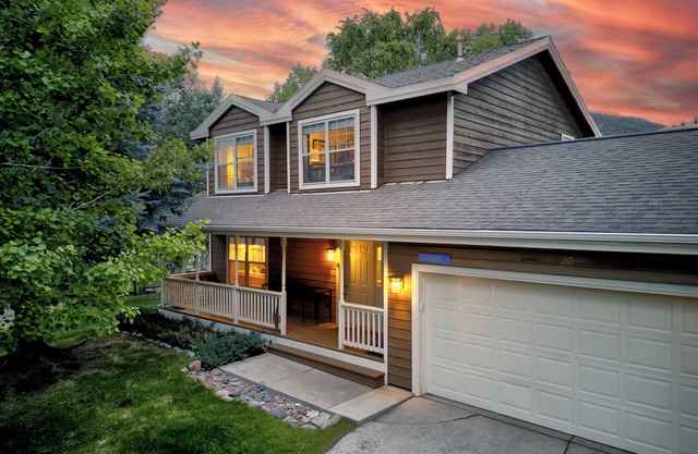 Single Family Home - Riverfront - Private Hot Tub - Fishing/Rafting/OHV/Skiing!