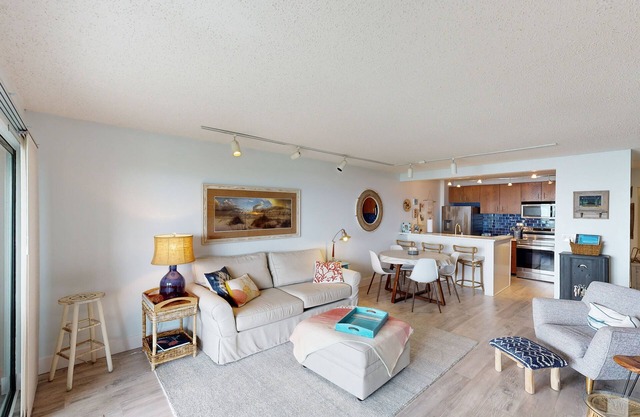 Single-level lakefront hideaway with a deck, fireplace, & washer/dryer