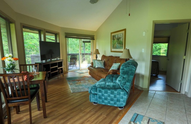 Single little detached round house with one queen bed, kitchenette, and bath