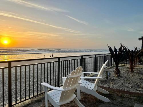Single or Double Beach Studio Oceanfront Pool & Tiki