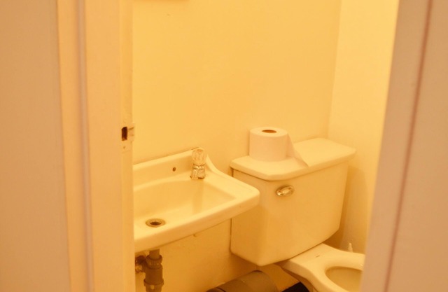 SINGLE ROOM WITH PRIVATE BATH IN LAURELES-LA 70