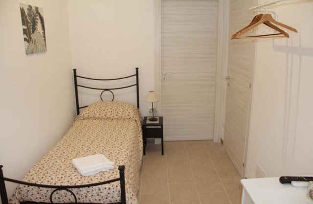 Single room with private entrance in the historic center of Noto