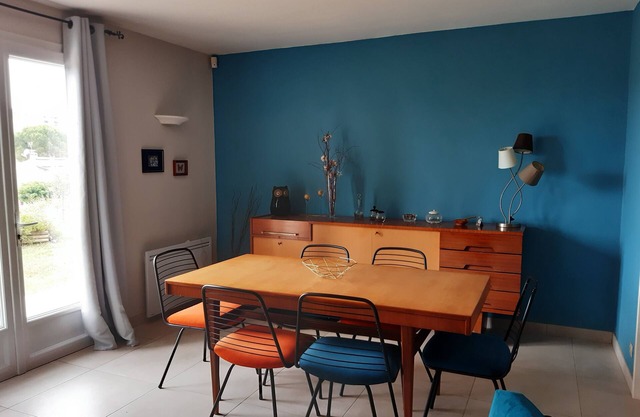 Single-storey house with garden in residential area