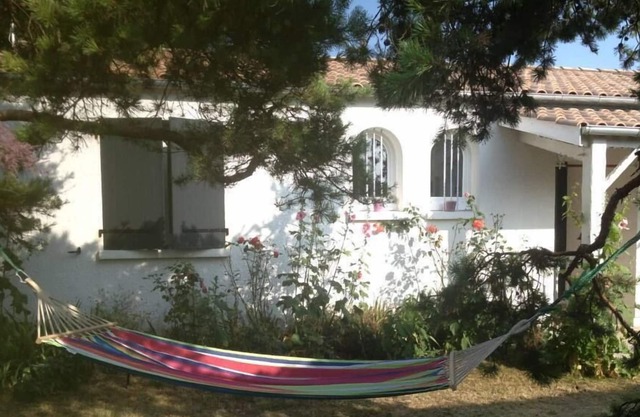 Single storey house renovated 900 m from the sea in a charming village near La Rochelle and the Ile de Re 5 mins