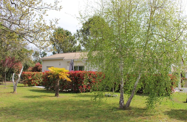 Single-storey villa, large plot, close to lake and ocean