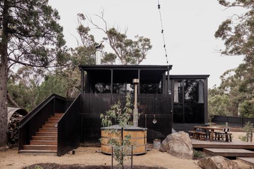 'Sisters' - Cliff top cabin with hot tub