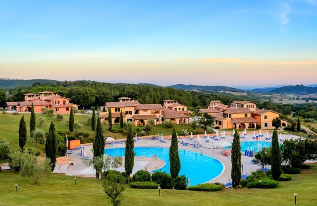Situated in the picturesque hills of Massa Marittima, the Resort Mucini Hotel is a charming hamlet nestled in the green countryside of the upper Maremma. With its large, well-kept spaces, the estate offers a relaxing atmosphere where comfort and n