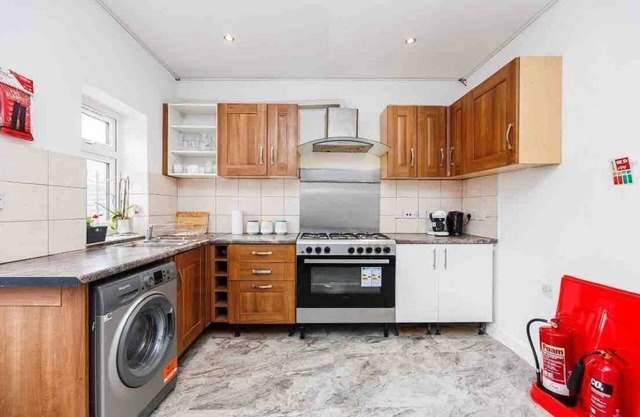 Six Bedroom House Shortlets express