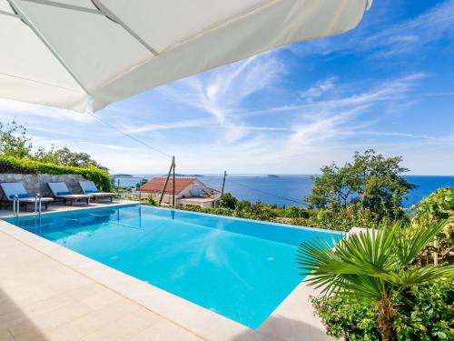 Six Bedroom Villa with Terrace and Swimming Pool
