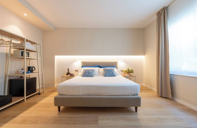 Six Luxury Room