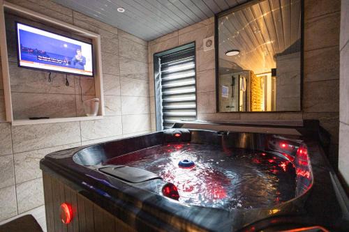 Sizzling London Studio with Jacuzzi & Private Bath