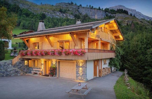 Ski base piste views, 14 people, pool and sauna