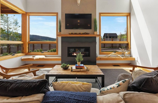 SKI BRIDGER BOWL - 8 Miles to Ski, 8 Miles to town, NEW HOME
