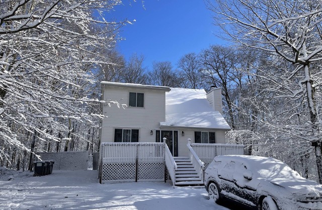 Ski-golf cottage, wood fireplace