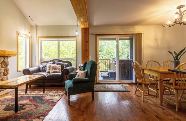 Ski In & 15 Minute Walk to the Lifts. Hot Tub. A/C. Pet Friendly