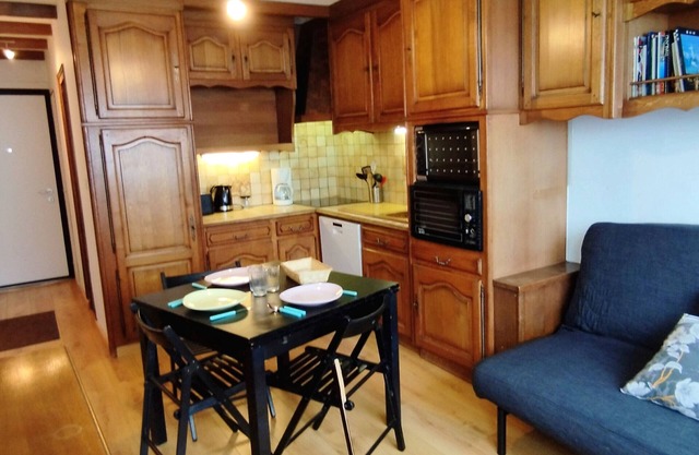 Ski-in/Ski-out 2-Room Apartment – Sleeps 5 – Mountain Views – Fully Equipped