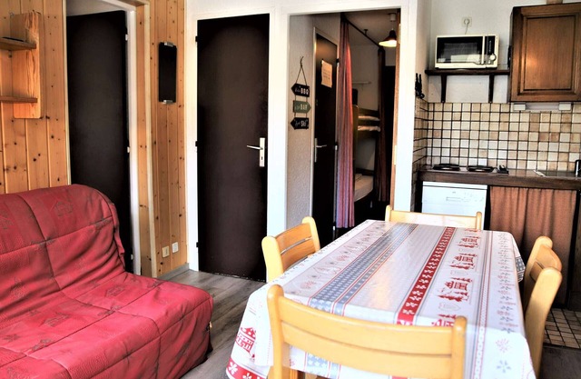 Ski-In/Ski-Out 2-Bedroom Apartment with Balcony & Stunning Views in Auris-en-Oisans