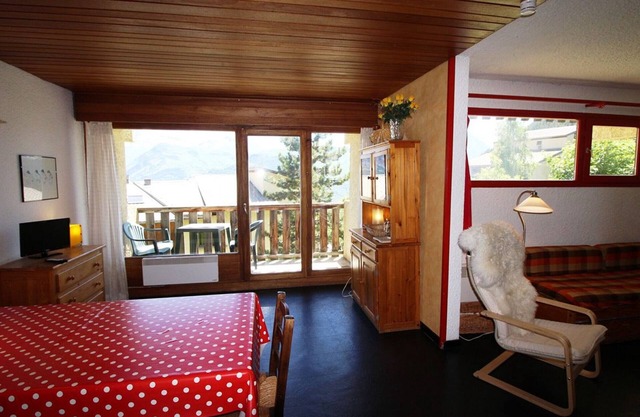 Ski-In/Ski-Out 2-Room Apartment with Cabins - Sleeps 8 - Near Shops and Childcare
