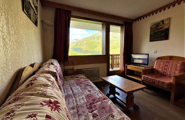 Ski-in/Ski-out 4-6 Pax Apartment in Menuires – South-West Balcony, Near Shops and Restaurants